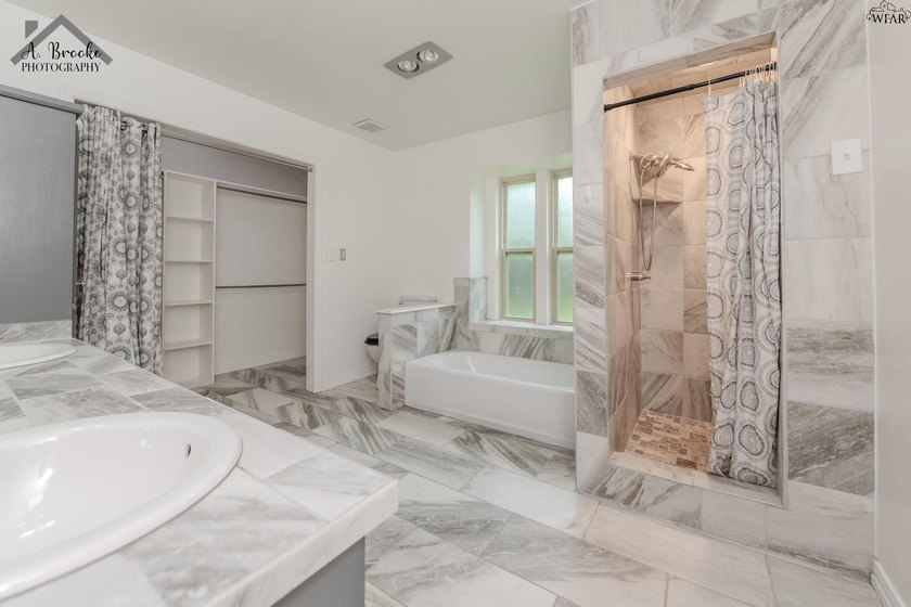 Spacious 3-bedroom, 2-bath home offering over 2,300 sq ft in a - photo 18
