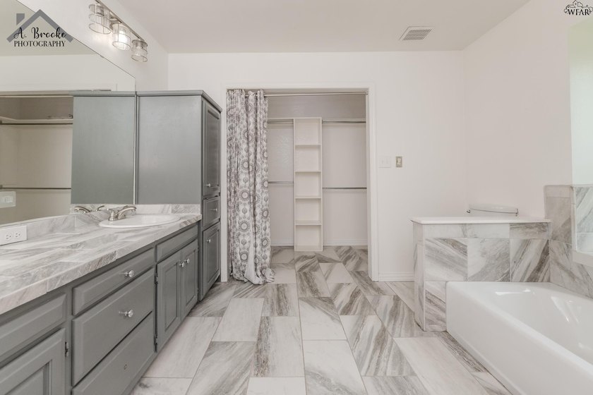 Spacious 3-bedroom, 2-bath home offering over 2,300 sq ft in a - photo 19