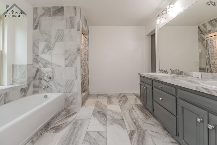 Spacious 3-bedroom, 2-bath home offering over 2,300 sq ft in a - photo 20