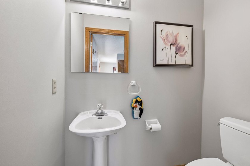 Charming, well-maintained, and truly unique contemporary 3-level - photo 21