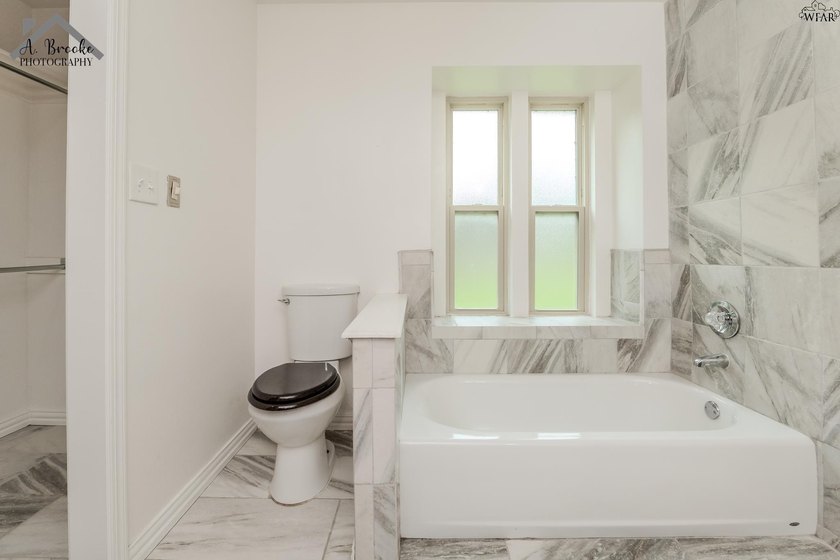 Spacious 3-bedroom, 2-bath home offering over 2,300 sq ft in a - photo 22