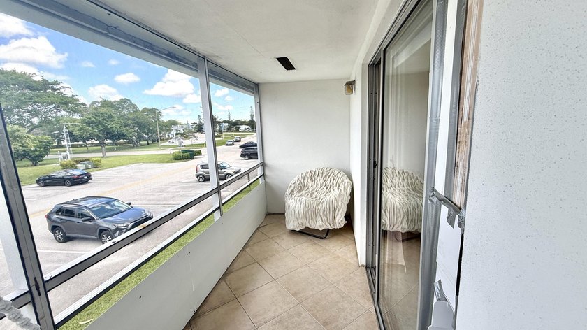 Upgraded Kitched &amp; Bath UnFurnished 1 BR 1 Bath, 585 SF - photo 24