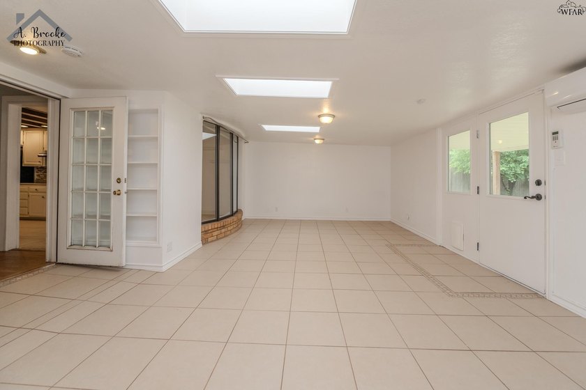 Spacious 3-bedroom, 2-bath home offering over 2,300 sq ft in a - photo 24