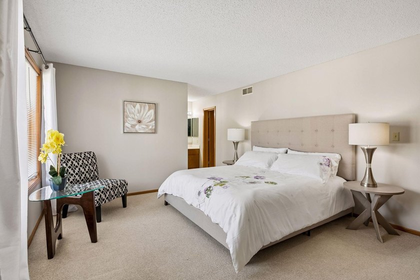 Charming, well-maintained, and truly unique contemporary 3-level - photo 27