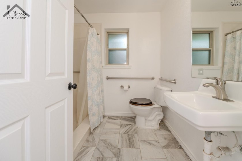 Spacious 3-bedroom, 2-bath home offering over 2,300 sq ft in a - photo 34