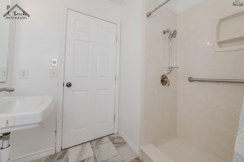 Spacious 3-bedroom, 2-bath home offering over 2,300 sq ft in a - photo 35