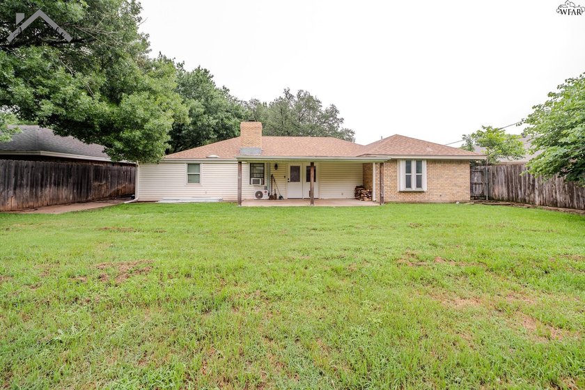 Spacious 3-bedroom, 2-bath home offering over 2,300 sq ft in a - photo 38