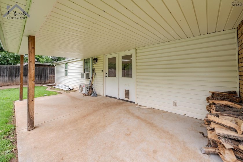 Spacious 3-bedroom, 2-bath home offering over 2,300 sq ft in a - photo 39