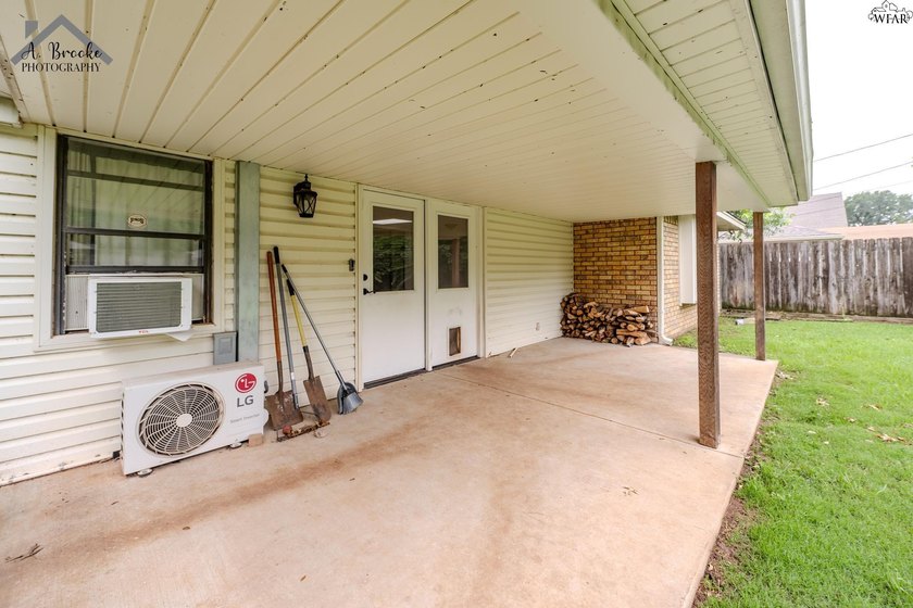 Spacious 3-bedroom, 2-bath home offering over 2,300 sq ft in a - photo 40