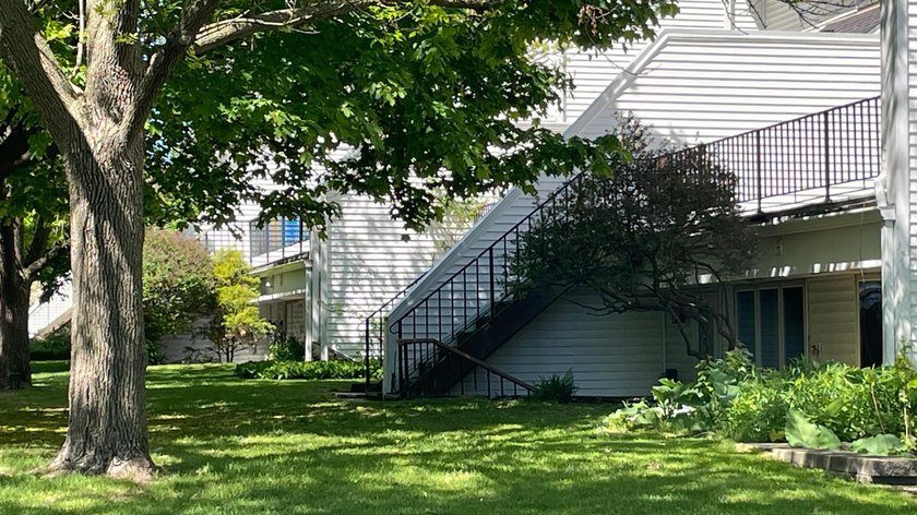 Charming, well-maintained, and truly unique contemporary 3-level - photo 41