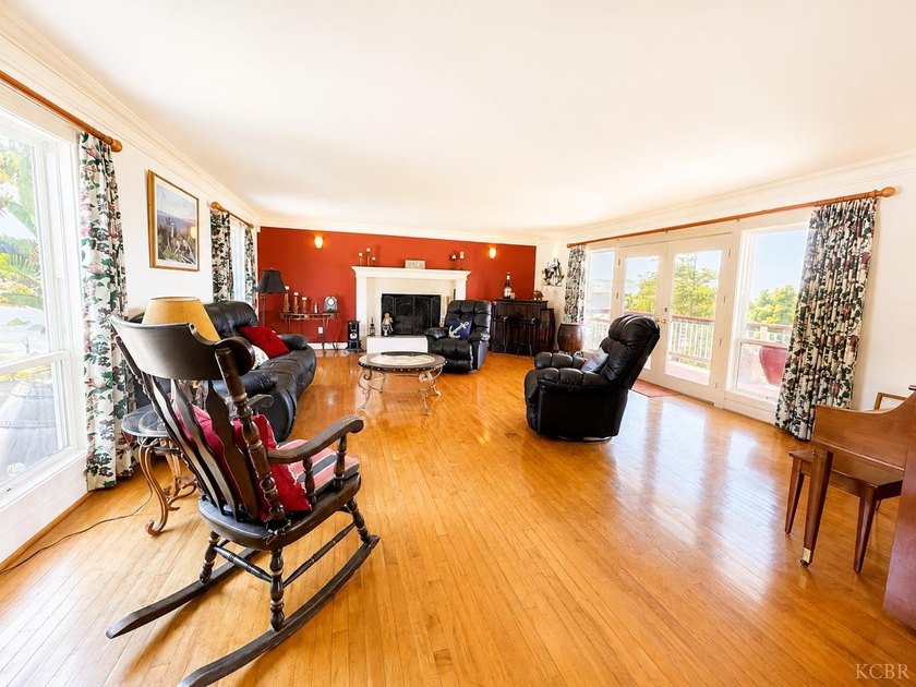 This exceptional coastal estate offers an extraordinary - photo 2
