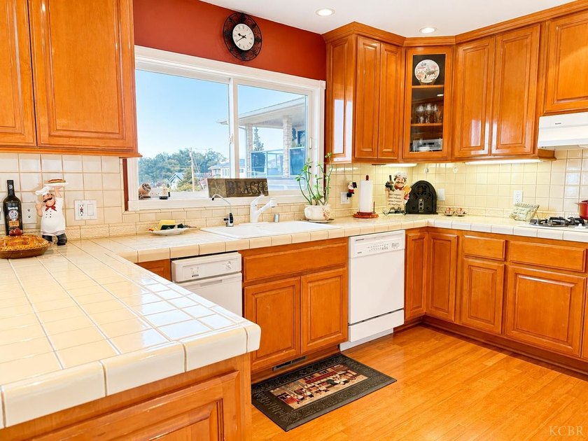 This exceptional coastal estate offers an extraordinary - photo 8