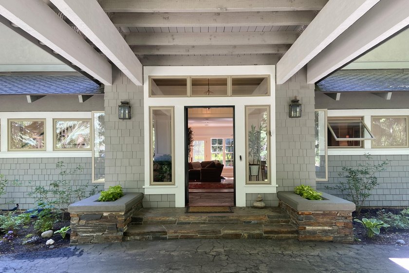 Elegant custom home with a detached guest house in Starweather - photo 2