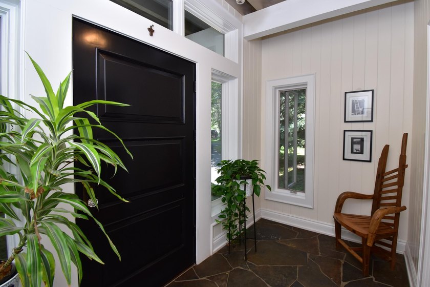Elegant custom home with a detached guest house in Starweather - photo 3