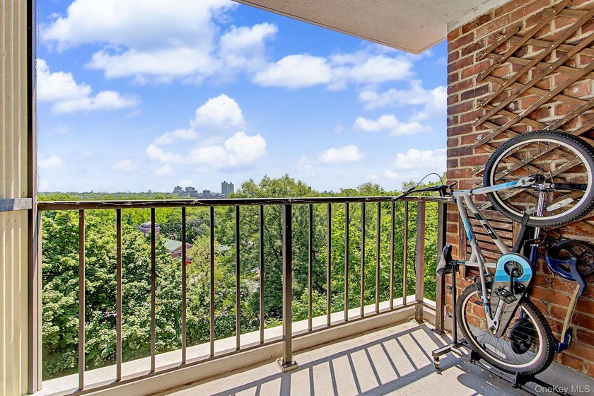 Welcome to 4555 Henry Hudson Pkwy #805 at Briar Oaks, a bright - photo 34