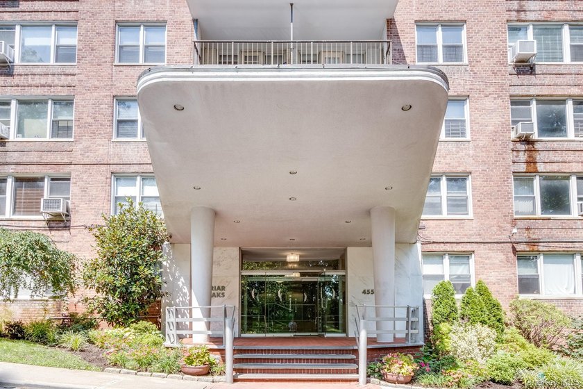 Welcome to 4555 Henry Hudson Pkwy #805 at Briar Oaks, a bright - photo 38
