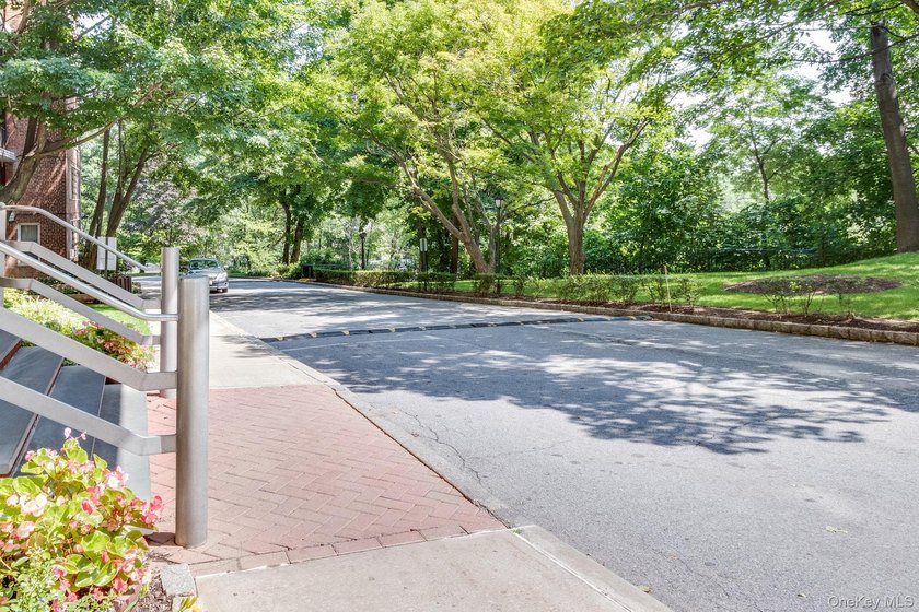Welcome to 4555 Henry Hudson Pkwy #805 at Briar Oaks, a bright - photo 42