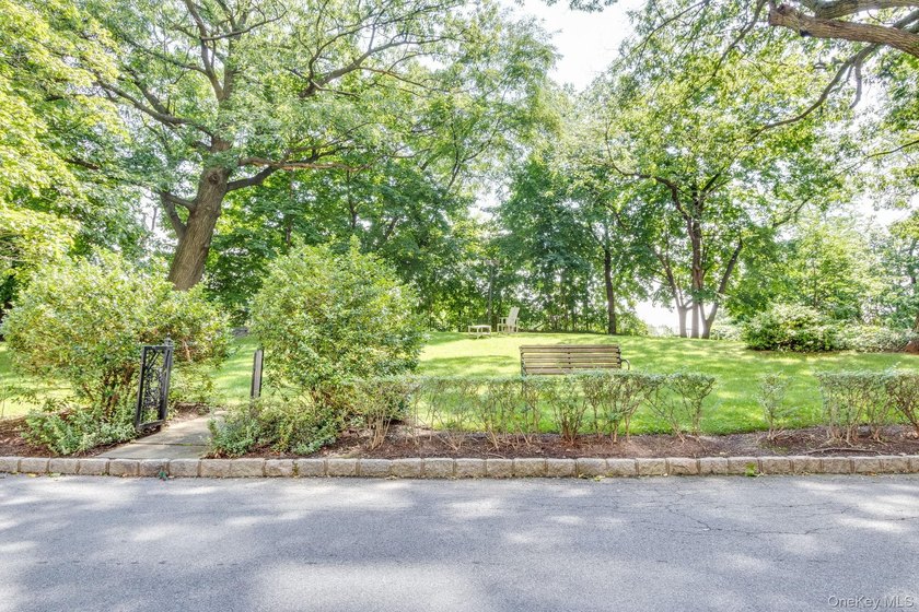 Welcome to 4555 Henry Hudson Pkwy #805 at Briar Oaks, a bright - photo 44