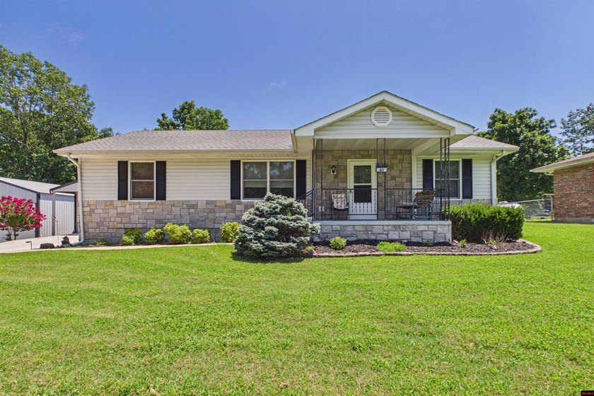 Move-in ready and impeccably clean! This super clean 3-bedroom - photo 2