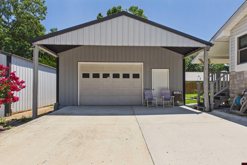 Move-in ready and impeccably clean! This super clean 3-bedroom - photo 3