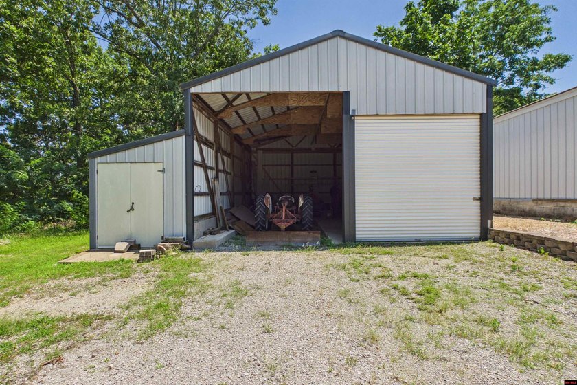 Move-in ready and impeccably clean! This super clean 3-bedroom - photo 4