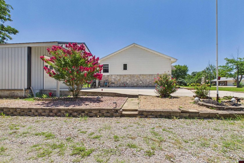 Move-in ready and impeccably clean! This super clean 3-bedroom - photo 5