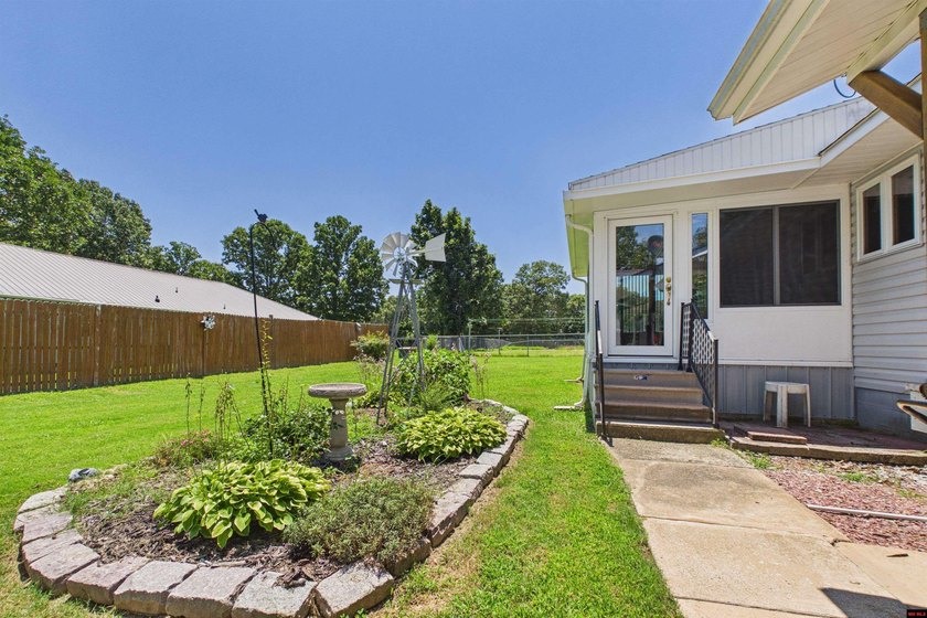Move-in ready and impeccably clean! This super clean 3-bedroom - photo 6