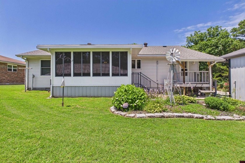 Move-in ready and impeccably clean! This super clean 3-bedroom - photo 7