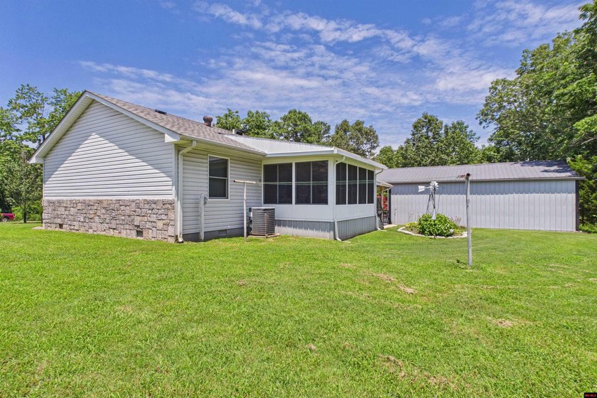 Move-in ready and impeccably clean! This super clean 3-bedroom - photo 8