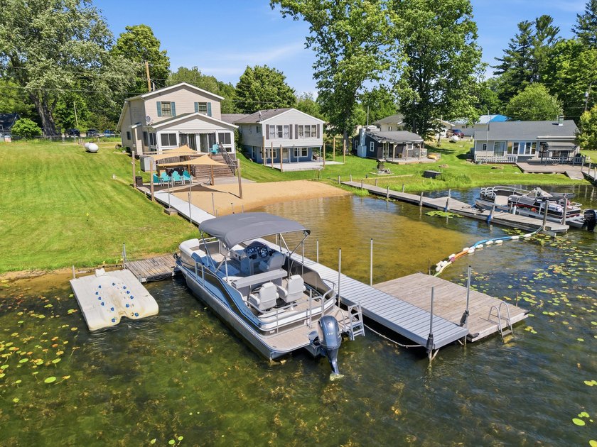 Highly desirable Lake Montcalm waterfront! Offering a turn-key - photo 2