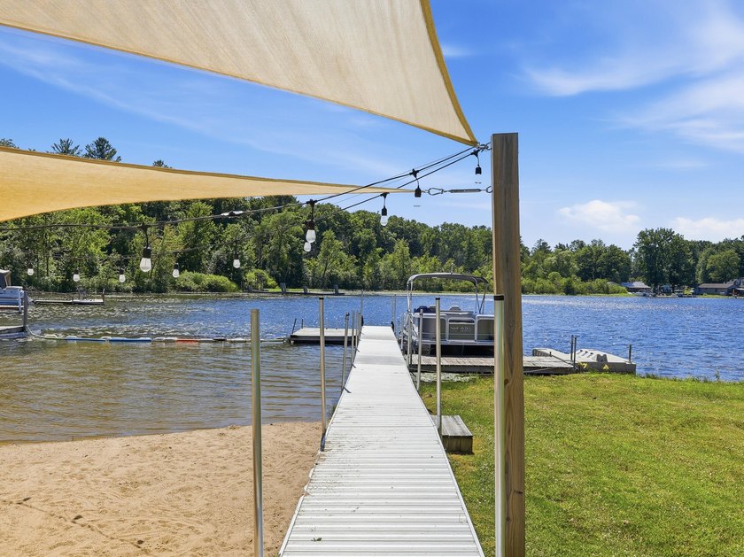 Highly desirable Lake Montcalm waterfront! Offering a turn-key - photo 5