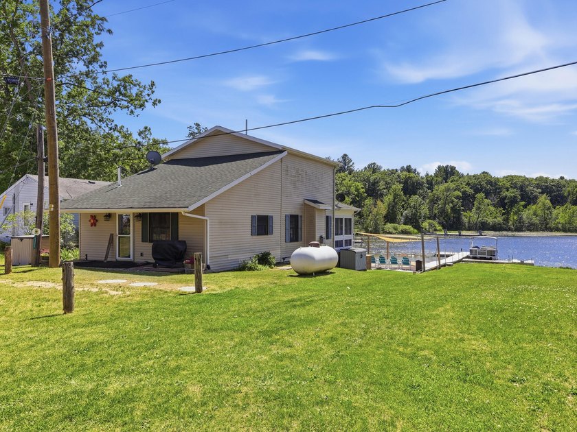 Highly desirable Lake Montcalm waterfront! Offering a turn-key - photo 8