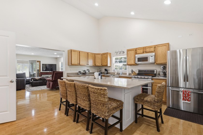 Highly desirable Lake Montcalm waterfront! Offering a turn-key - photo 9