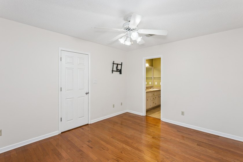 Are you ready to move in? The main areas have beautiful, new - photo 12