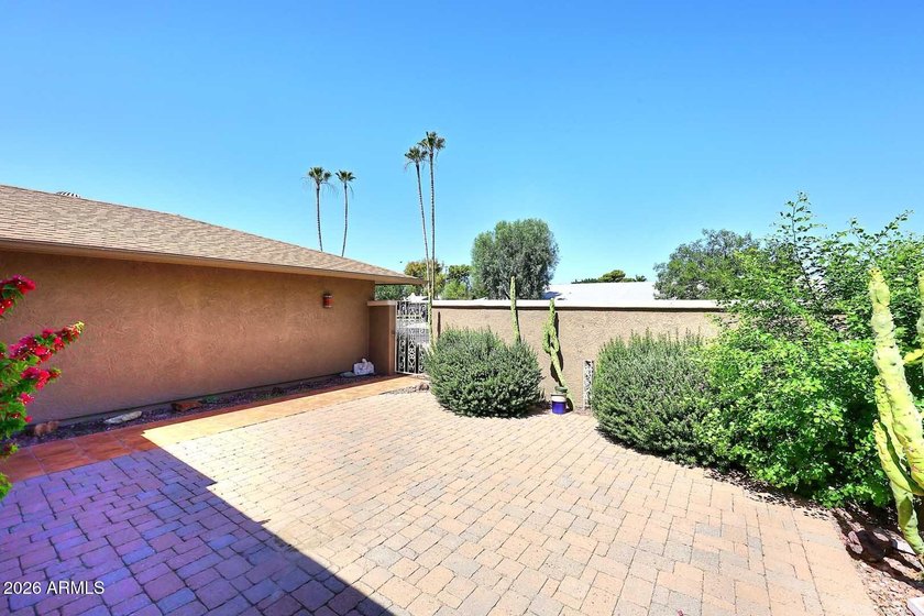 This beautiful, well-maintained 2-bedroom home with an office - photo 2