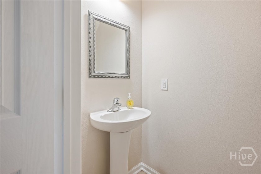 LOCATION, LOW MAINTENANCE &amp; SPACIOUS! Welcome to this - photo 22