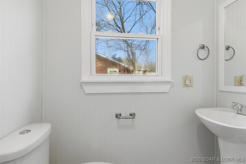 Beautiful FULLY remodeled 2 bedroom 2 bathroom 2nd tier lake - photo 11