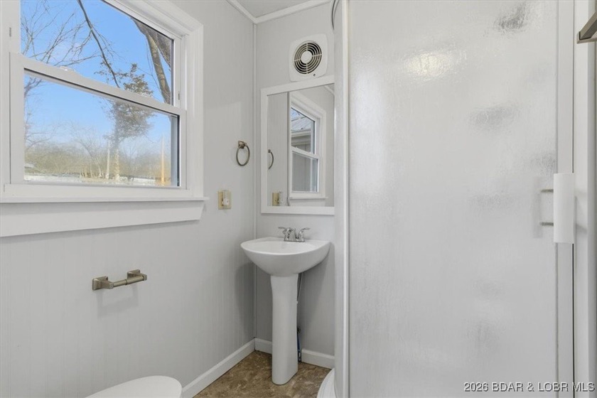 Beautiful FULLY remodeled 2 bedroom 2 bathroom 2nd tier lake - photo 12