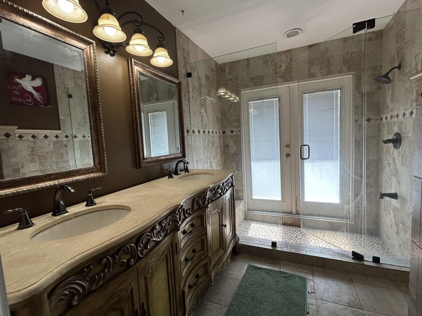 Spacious 3-Bedroom Pool Home in Desirable La Mancha - No HOA! - photo 14