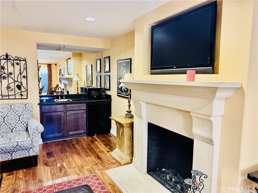Welcome to this spacious and beautifully updated three-bedroom - photo 16
