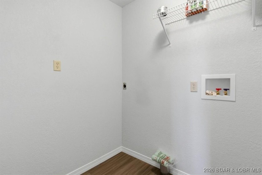 Beautiful FULLY remodeled 2 bedroom 2 bathroom 2nd tier lake - photo 17