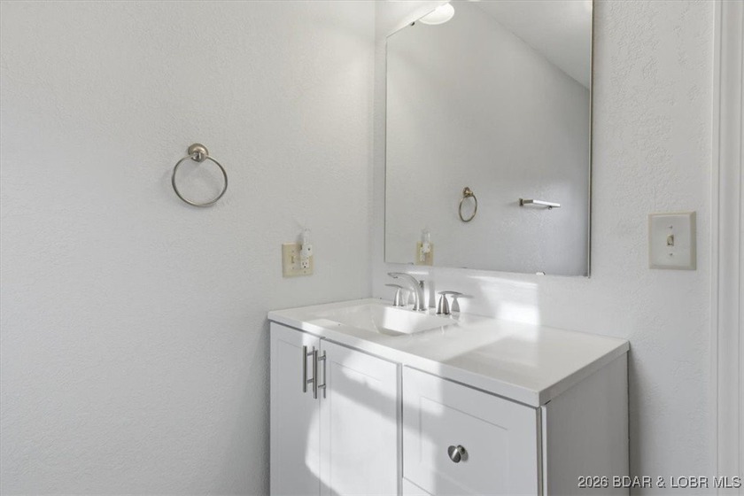 Beautiful FULLY remodeled 2 bedroom 2 bathroom 2nd tier lake - photo 20