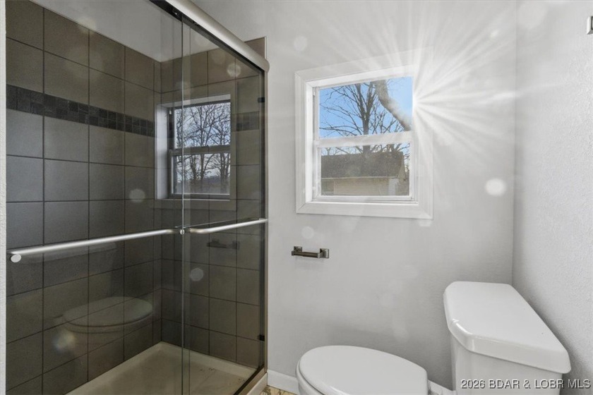 Beautiful FULLY remodeled 2 bedroom 2 bathroom 2nd tier lake - photo 21