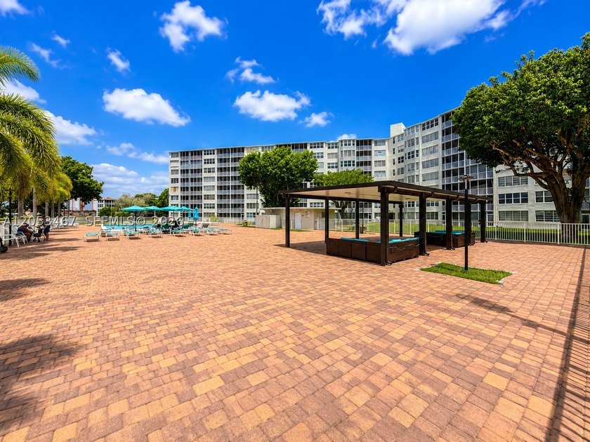 Beautifully remodeled 2-bedroom + den, 2-bath residence has the - photo 21