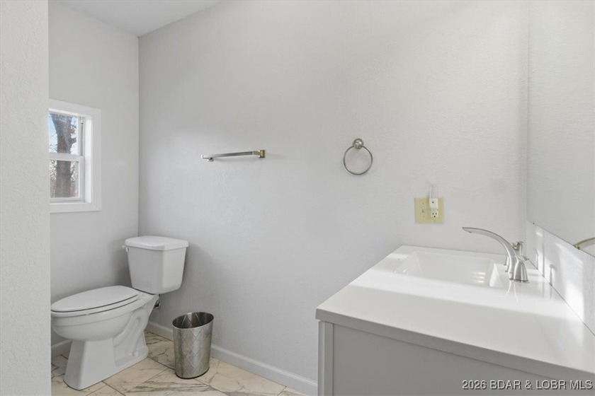 Beautiful FULLY remodeled 2 bedroom 2 bathroom 2nd tier lake - photo 22