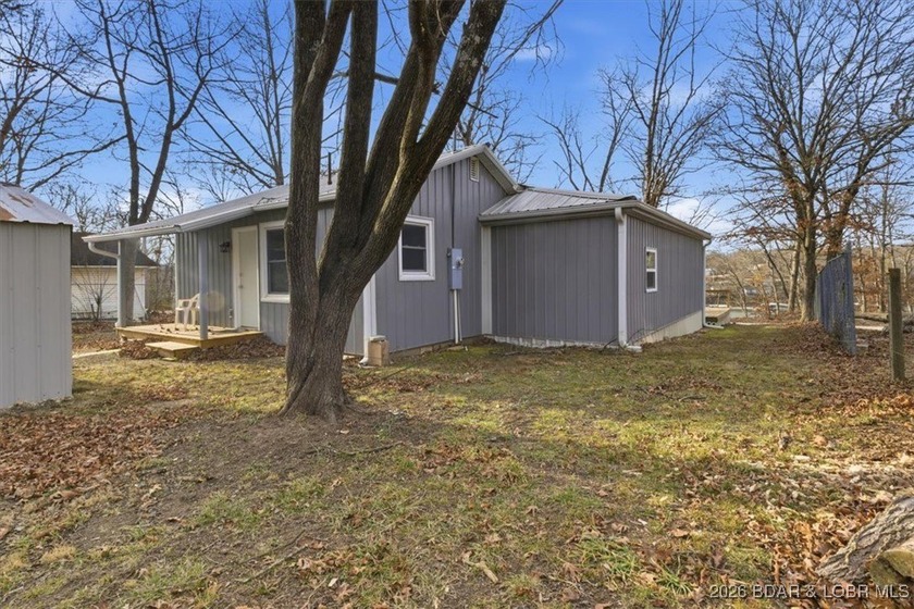 Beautiful FULLY remodeled 2 bedroom 2 bathroom 2nd tier lake - photo 29