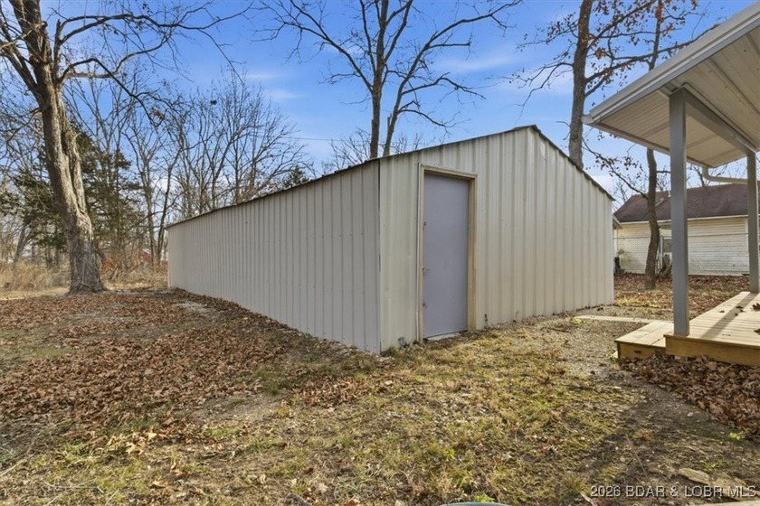 Beautiful FULLY remodeled 2 bedroom 2 bathroom 2nd tier lake - photo 32