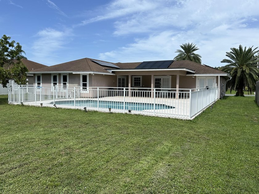 Spacious 3-Bedroom Pool Home in Desirable La Mancha - No HOA! - photo 33