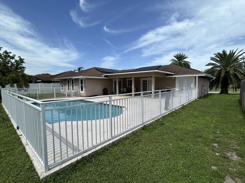 Spacious 3-Bedroom Pool Home in Desirable La Mancha - No HOA! - photo 35
