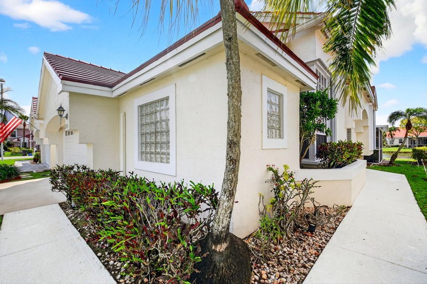 Welcome to a beautifully reimagined lakefront Turnkey home. This - photo 39